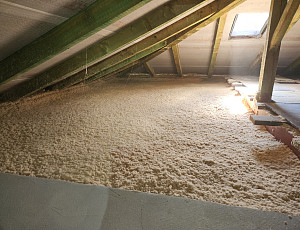 Zateplení stropu rodinného domu pomocí foukané izolace